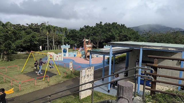 幼児向け遊具とブランコ