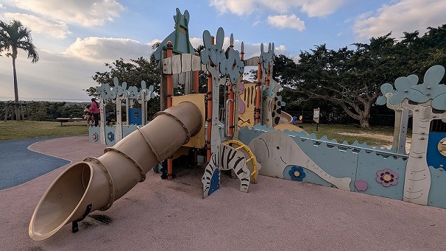 幼児向け遊具とブランコ