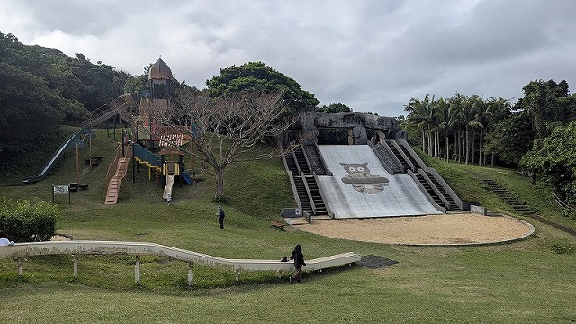 ローラー滑り台とネコ滑り台