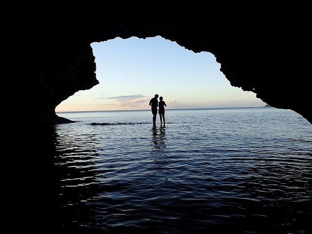 青の洞窟でのカップルフォト