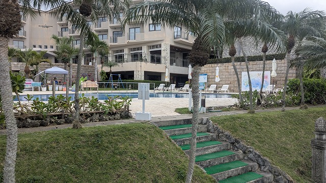 プールサイドから海へ続く階段と足洗いマット