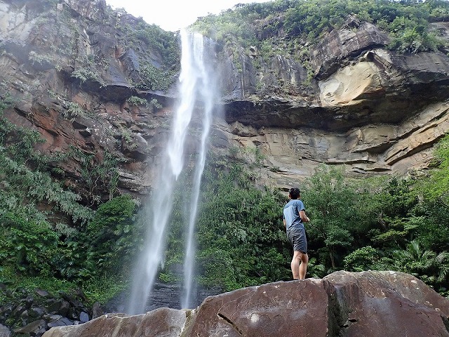 西表島のピナイサーラの滝