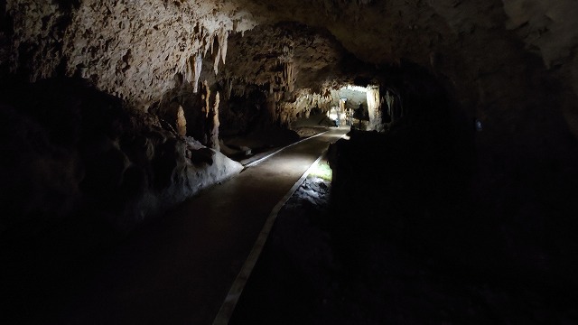 鍾乳洞通路と池