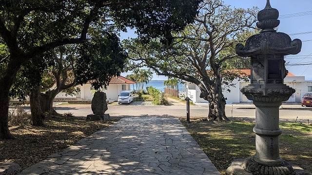 お堂から見える海