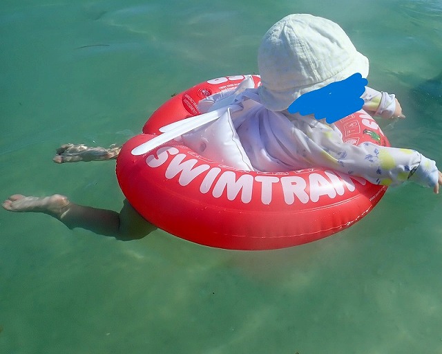 石垣島の海で遊ぶ子供