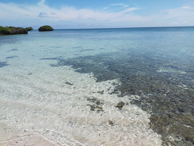 午前中の青い海