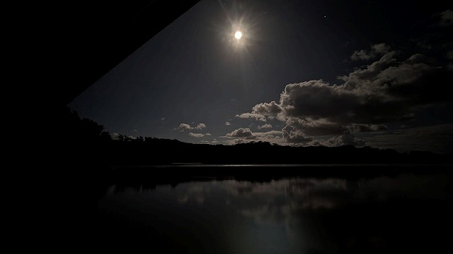 月明りの名蔵湾