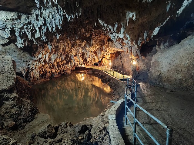 鍾乳洞内