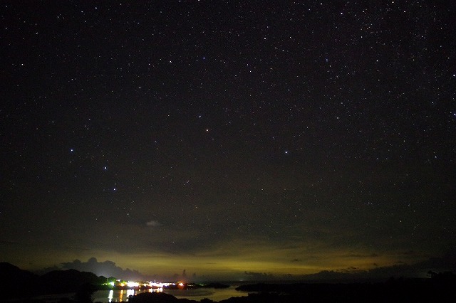 川平湾と集落の灯りと星空