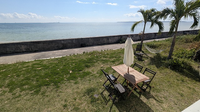 芝生席とハンモックと海