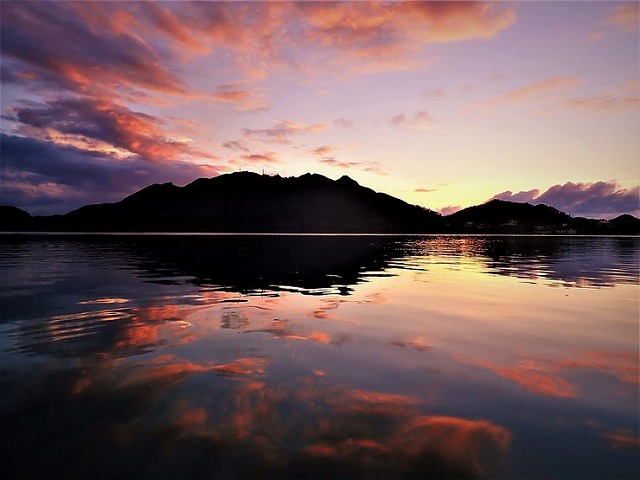 黄金色に輝く海
